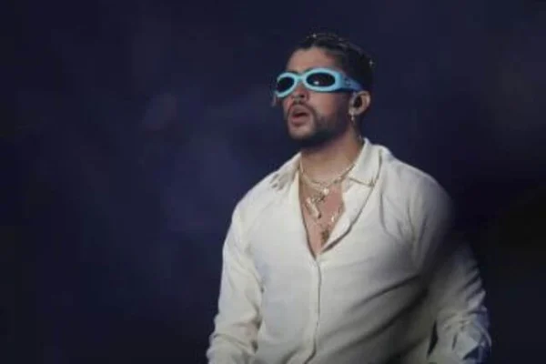 Fanática que tuvo incidente con Bad Bunny buscará disculpas públicas del artista