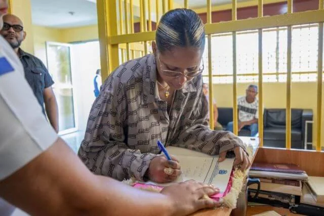 Tokischa escribe carta para reclusas cárcel Najayo y les entrega regalos de navidad