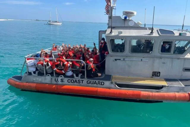 Liberan varios cubanos y haitianos detenidos tras ola masiva migratoria en Florida, según medios