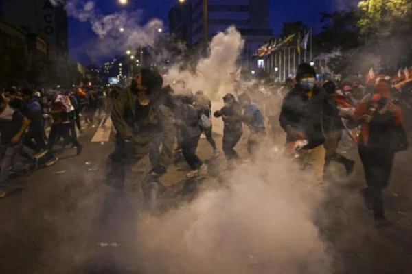 Heridos por protestas se elevan a 36 y se reanudan enfrentamientos en Perú
