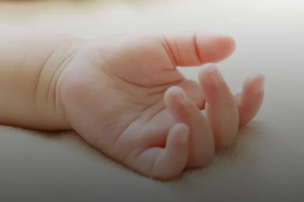 Niño de un año muere asfixiado al atragantarse con un pedazo de batata en Santiago