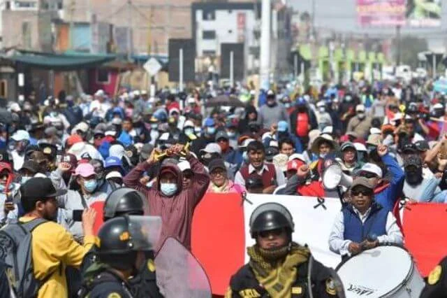 Perú reporta «tránsito interrumpido» en diez regiones por las protestas