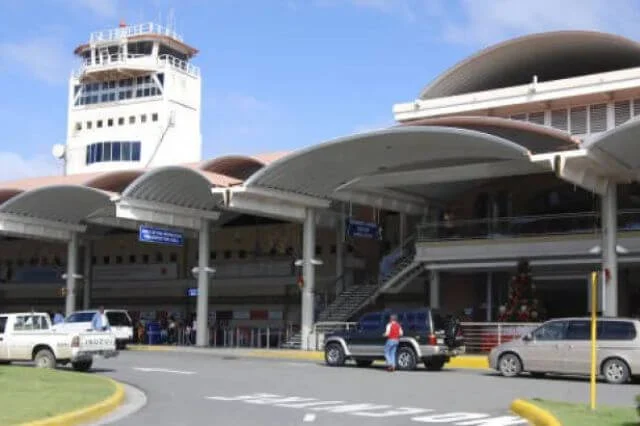 Prisión preventiva para mujer arrestada con 30 libras de marihuana en Aeropuerto Cibao