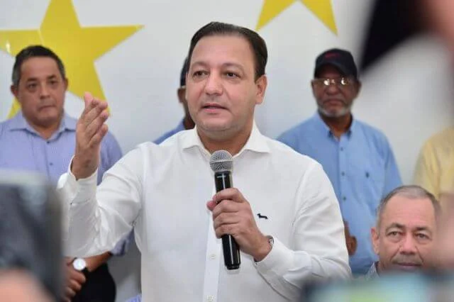 Abel Martínez: “El Gobierno dice que le rinde el dinero mientras las familias dominicanas pierden calidad de vida”