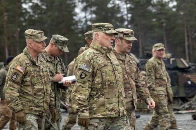 Los jefes militares de EEUU y Ucrania se reúnen en una base en Polonia