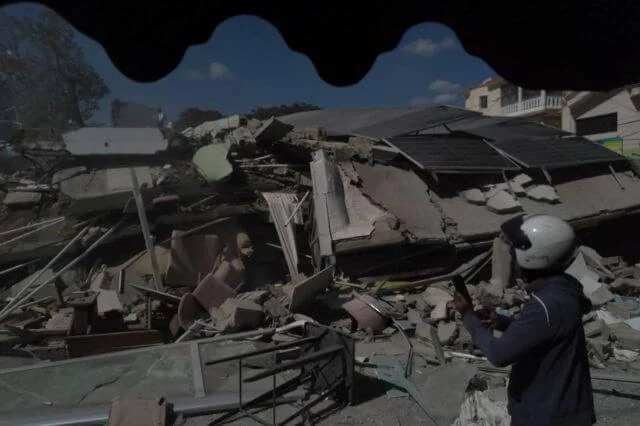 Se desploma edificio Multimuebles en La Vega