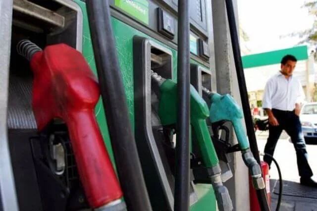 Gobierno aumenta más de 17 pesos al galón del avtur, congela precios de otros combustibles