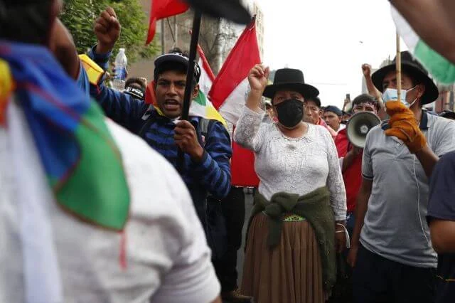 Miles de manifestantes antigubernamentales marchan nuevamente en Lima