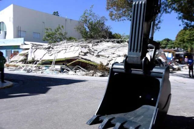 Ingenieros toman muestras de estructura y varillas de edificio derrumbado en La Vega