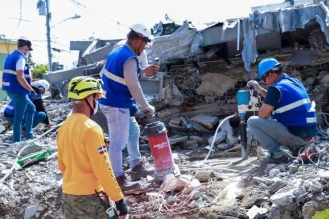 Arrecian trabajos para determinar causas reales de colapso de edificio en La Vega