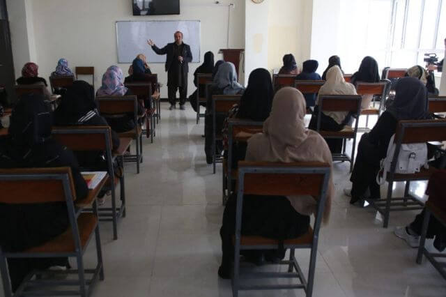 Los talibanes prohiben a las afganas el examen de acceso a la universidad