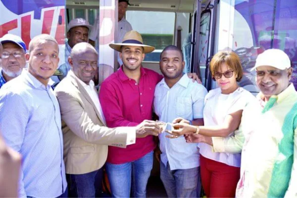 Juventud entrega autobuses a asociaciones de estudiantes en diferentes zonas del país
