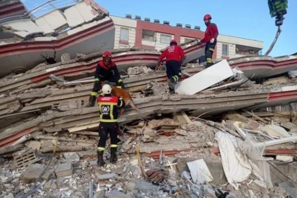 Aumentan a más de 11,100 los muertos por los terremotos en Turquía y Siria