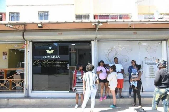 Asaltan a punta de pistola joyería “La Baticueva” en el sector Invivienda de SDE