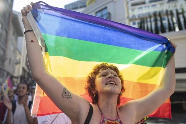 Uno de cada cinco adolescentes LGBQ+ intentó suicidarse en EE. UU.