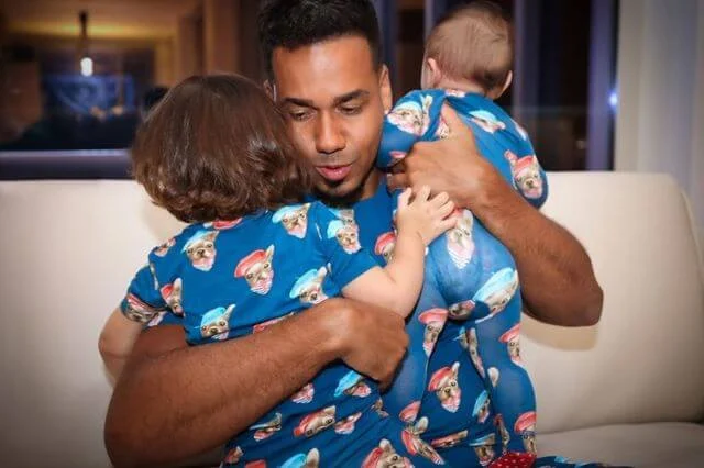Romeo Santos presenta a su cuarto hijo «Milano»