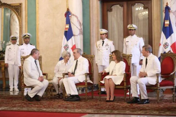 Presidente Abinader recibe cartas credenciales de siete nuevos diplomáticos