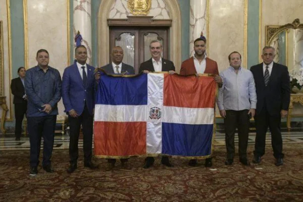 Presidente entrega bandera nacional al equipo del Clásico Mundial