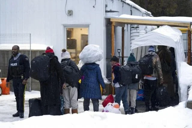 "El sueño americano ahora se llama Canadá": Cientos de personas dejan Nueva York a diario