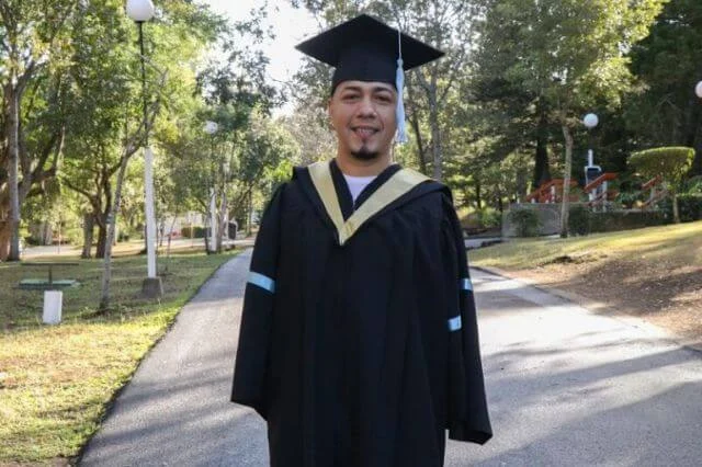 Joven sin brazos se gradúa de comunicación en la PUCMM