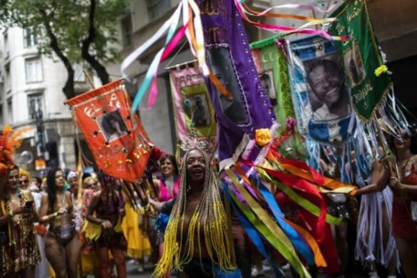 Regresa el multitudinario carnaval de Brasil y las calles se visten de color y samba