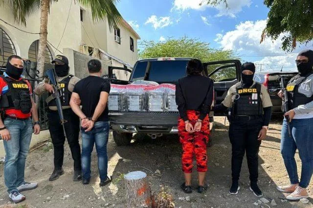 Apresan dos personas con 89 paquetes cocaína en una camioneta en Baní