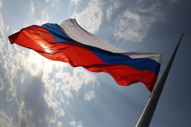 Rusia introduce en universidades izado de bandera, himno y clases patrióticas