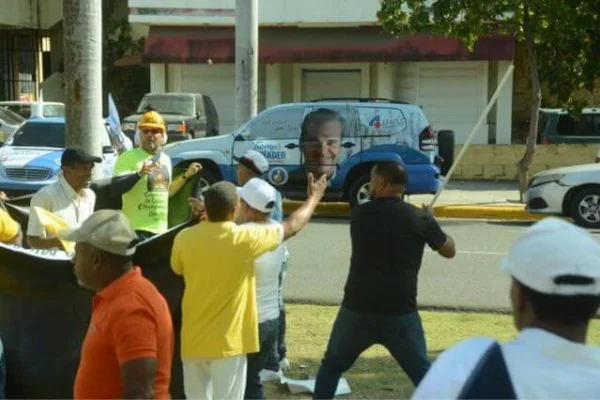 Con piedras y palos, desconocidos ahuyentan a integrantes de la marcha por el 30% de las AFP