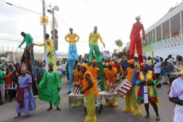 Haití intenta olvidar por unos días la violencia y baila a ritmo de carnaval
