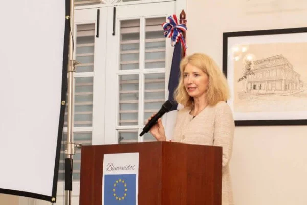 Embajadora desmiente que dominicanos viajarán sin visa a Europa
