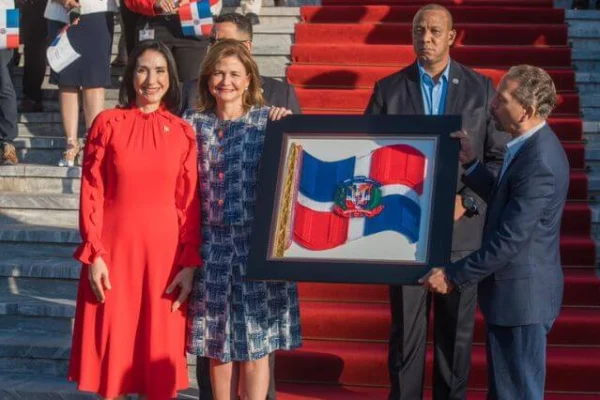 Vicepresidenta Raquel Peña encabeza acto de homenaje a la Bandera Nacional