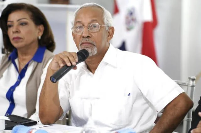 Ministro de Educación revela que ha suspendido cinco profesores por acoso sexual, incluyendo a Jhon Kelly