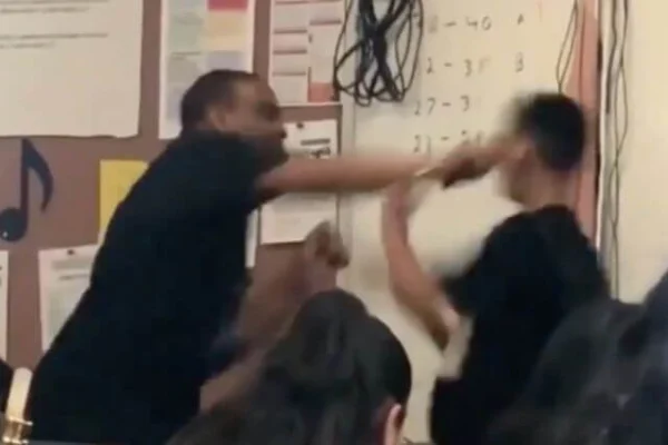 Captan a maestro golpeando a estudiante tras insultos racistas