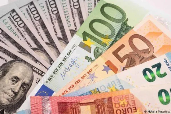 El euro cae por debajo de los 1,06 dólares