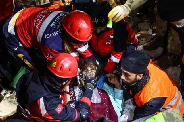 Ayuda internacional continúa fluyendo a Turquía y Siria