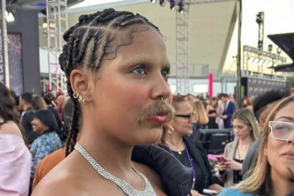 Tokischa desfila en los Premios Lo Nuestro con un "bigotón"