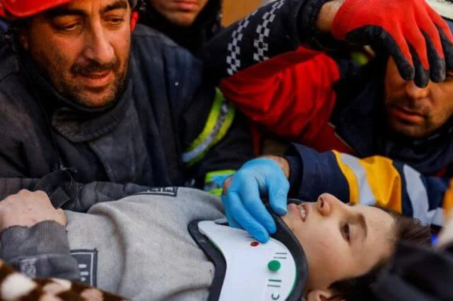 Rescatan a un niño en Turquía tras 182 horas atrapado entre escombros