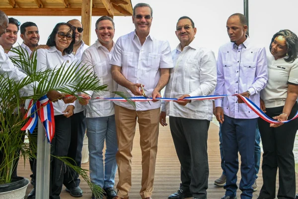 Presidente Abinader y Jean Luis Rodríguez inauguran muelle turístico y pesquero "Las Cañitas"