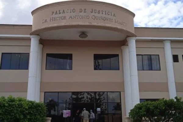 Tribunal impone medidas de coerción a padre que agredió a hija de 11 años en escuela de Nagua