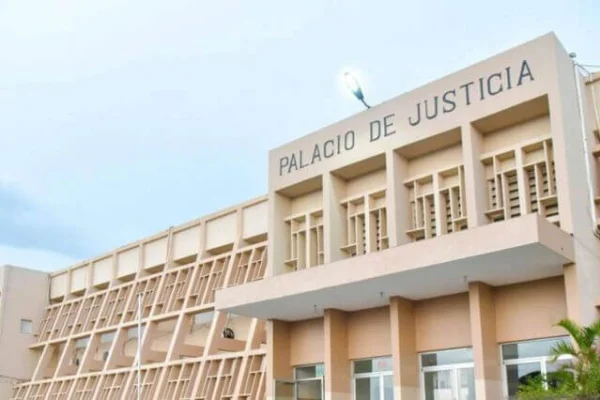 Detienen a mujer captada en video maltratando a su hijo de un año