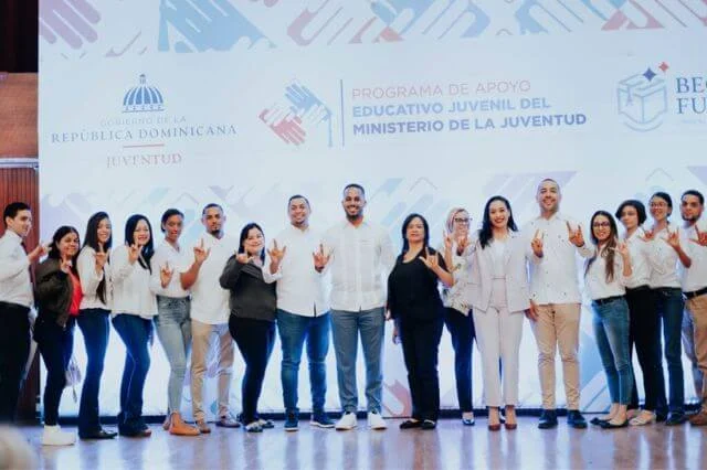 Por primera vez, estudiantes sordos son becados por el Ministerio de la Juventud