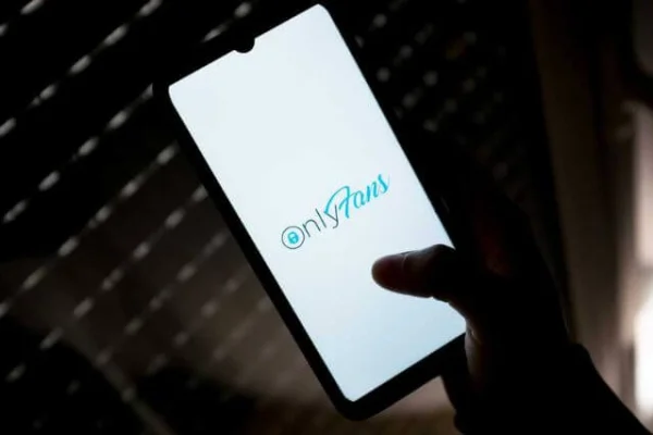 Denuncian a docente de Nagua por subir foto con alumnas a OnlyFans