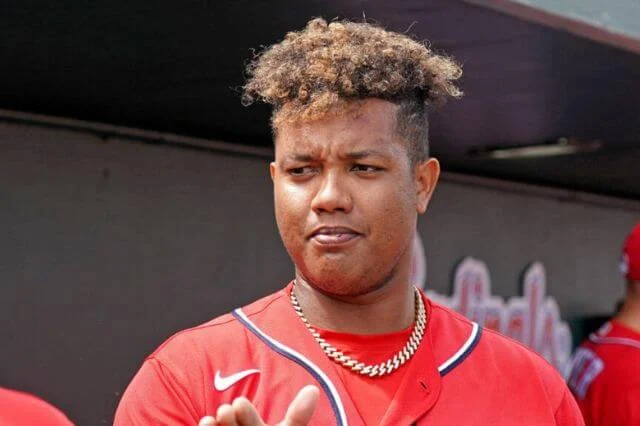 Starlin Catro y Águilas Cibaeñas firman acuerdo para el 2023