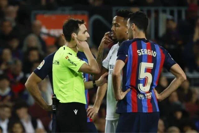 El Barcelona acaricia el título de la Liga tras superar 2-1 al Real Madrid
