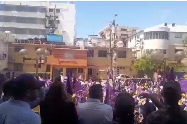 Militantes del PLD protestan frente al Palacio de Justicia: rompen cristales y policías lanzan bombas lacrimógenas