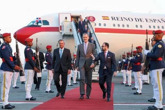 Empleado que rompió protocolo durante llegada de Felipe VI a República Dominicana no sabía que era el Rey de España