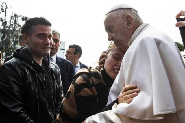 "Aún estoy vivo", dice el papa Francisco tras salir del hospital