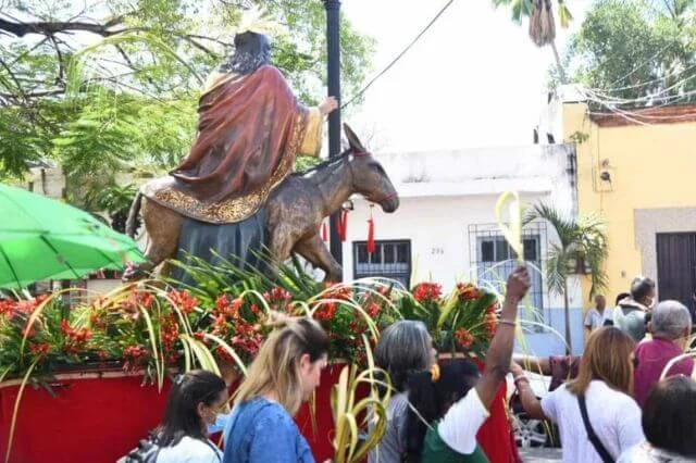 Devotos celebran el Domingo de Ramos
