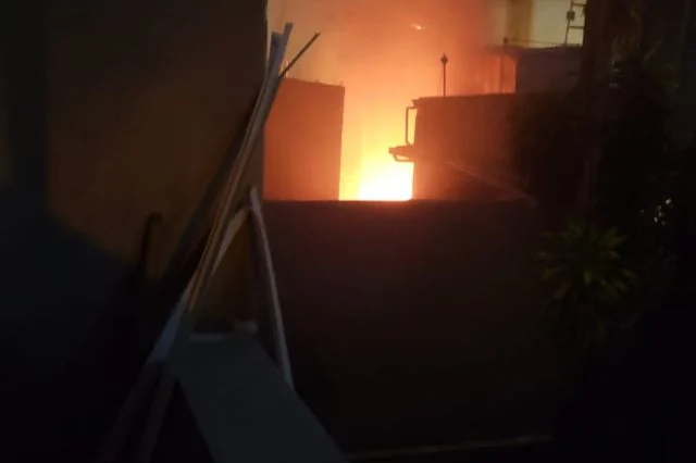 Reportan incendio de local comercial en la avenida 27 de Febrero