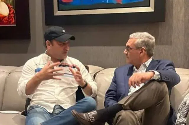 Abel Martínez visita a Gonzalo Castillo en primer día de prisión domiciliaria